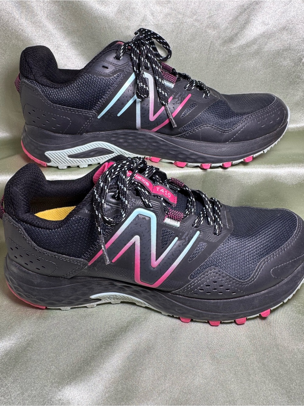 New Balance 410v8 Trail Running Shoes Black Blue Women’s Size 8.5 WIDE